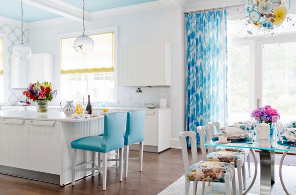 Белая кухня со стильными синими аксессуарами