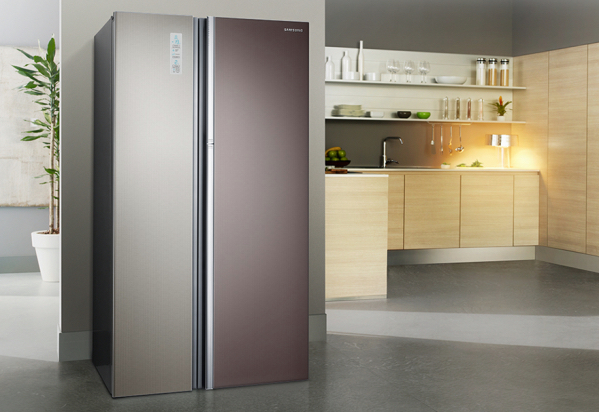 Холодильник на кухне в стиле хай-тек