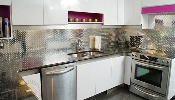 Белая кухня в стиле хай-тек с металлическим фартуком