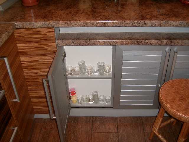 Интересный дизайн зимнего холодильника в малогабаритной кухне