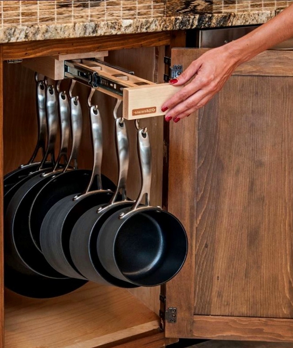 Выдвижной механизм с крючками очень удобен для хранения сковородок