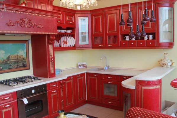 Классическая красная кухня