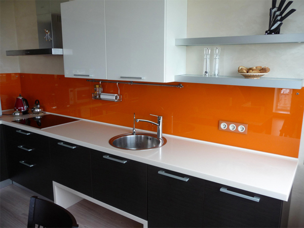 Оранжевый фартук на черно белой кухне