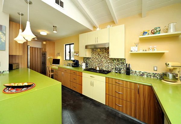 Кухня со столешницей из зеленого мрамора